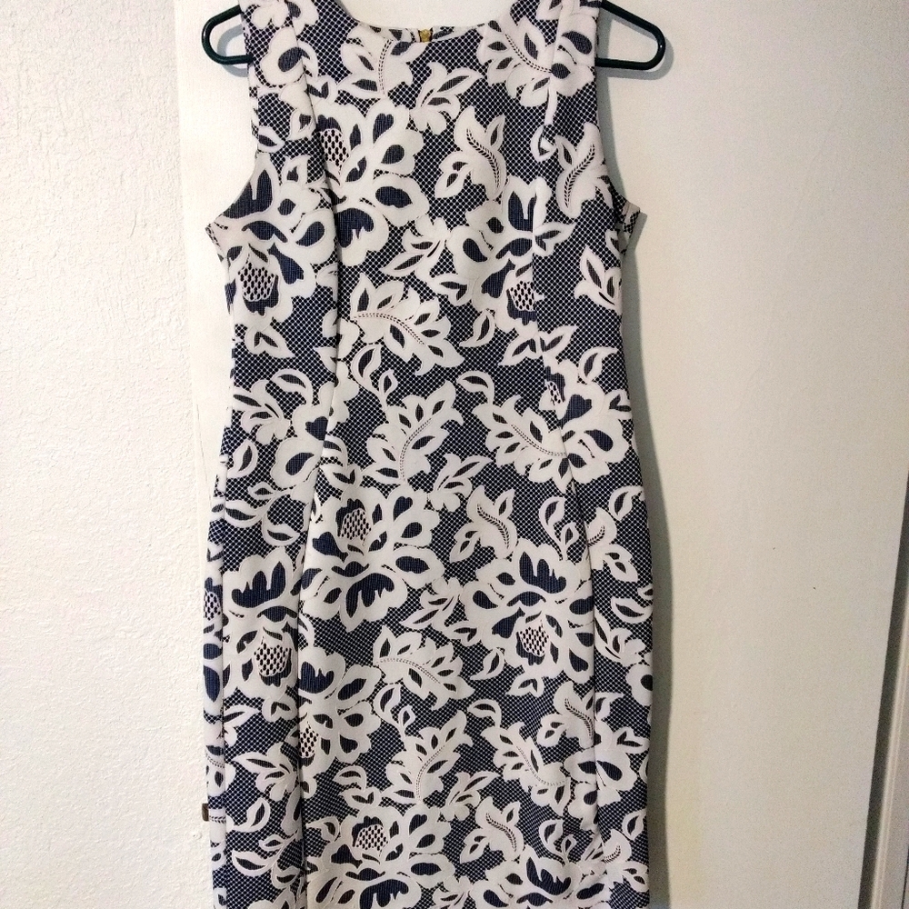 ❌SOLD❌ Navy and White Floral Sheath Dress